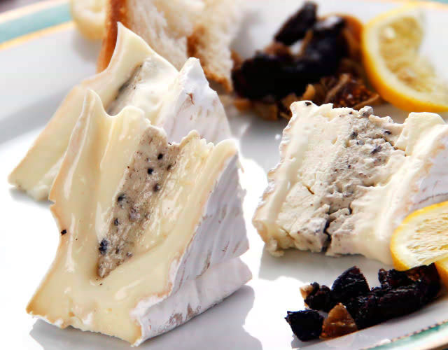 黒トリュフ入りブリーチーズ